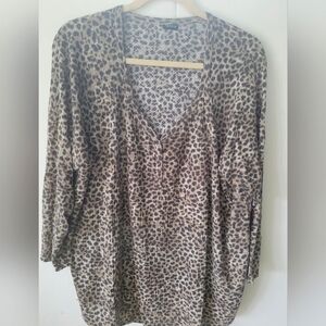Torrid V neck leopard print top